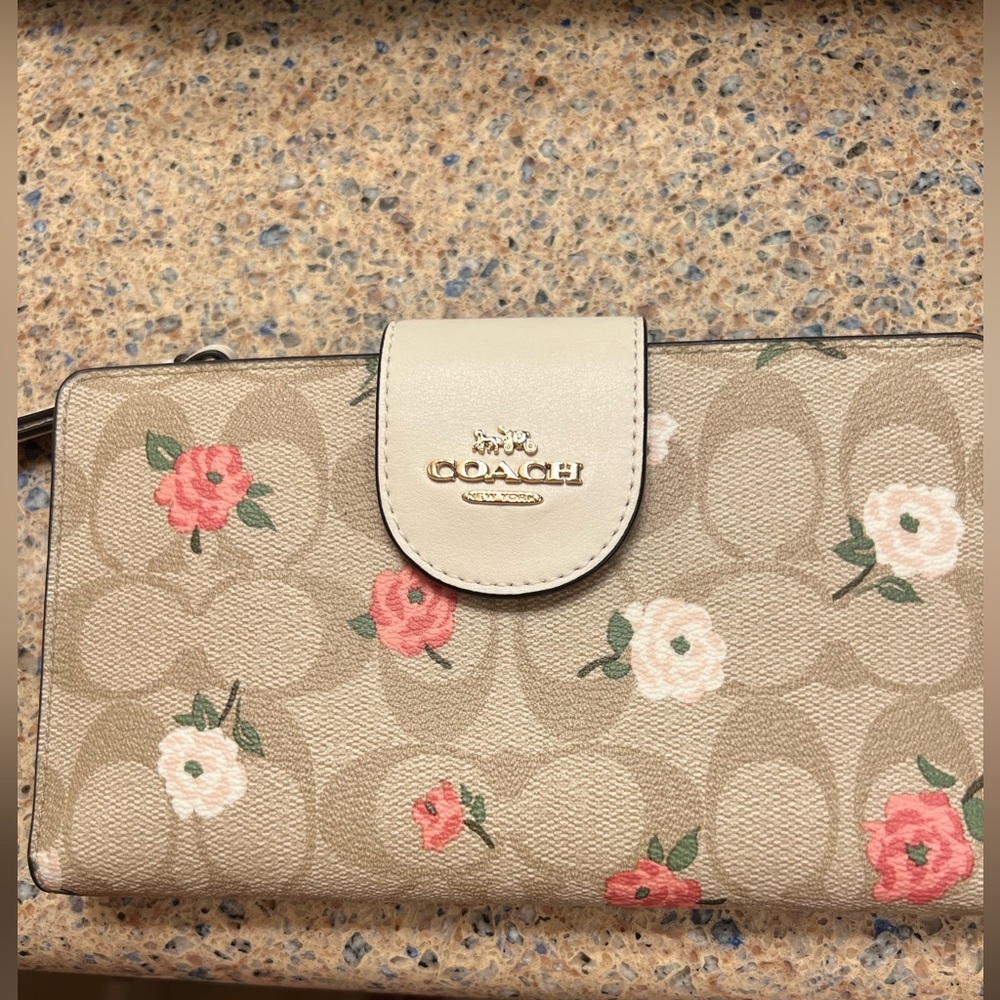 Coach Phone Wallet In Signature Canvas With Floral Print🌸🌹🌸
